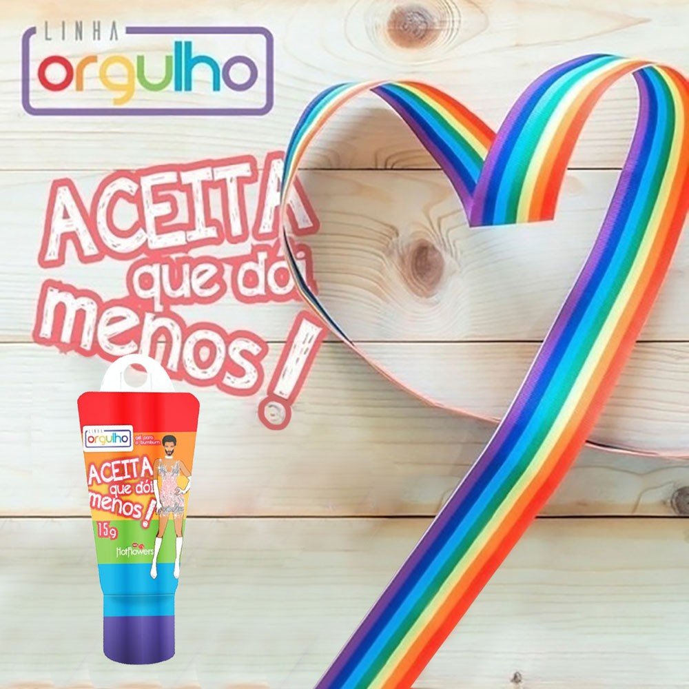 Gel para Sexo Anal Aceita que D�i Menos 15ml com fita arco-�ris em formato de cora��o e frase 'ACEITA QUE D�I MENOS' em fundo de madeira