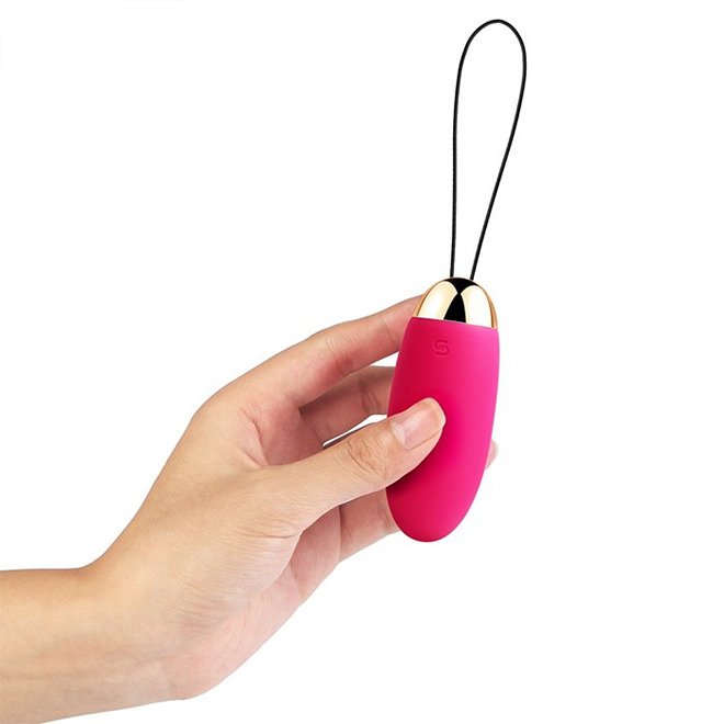 Vibrador Bullet Recarreg�vel Wireless Magenta Elva sendo segurado pela base, mostrando o la�o para pendurar