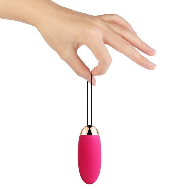 M�o segurando o Vibrador Bullet Recarreg�vel Wireless Magenta Elva pelo la�o, mostrando a propor��o do produto