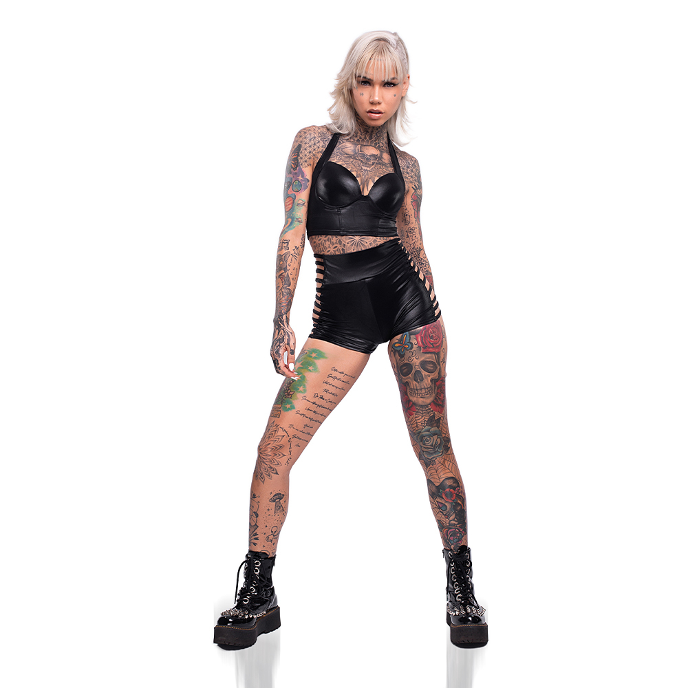 Conjunto Sensual Sexy em Cirre Shorts com Tiras Laterais e Cropped com Bojo Preto - Detalhe do cropped e shorts
