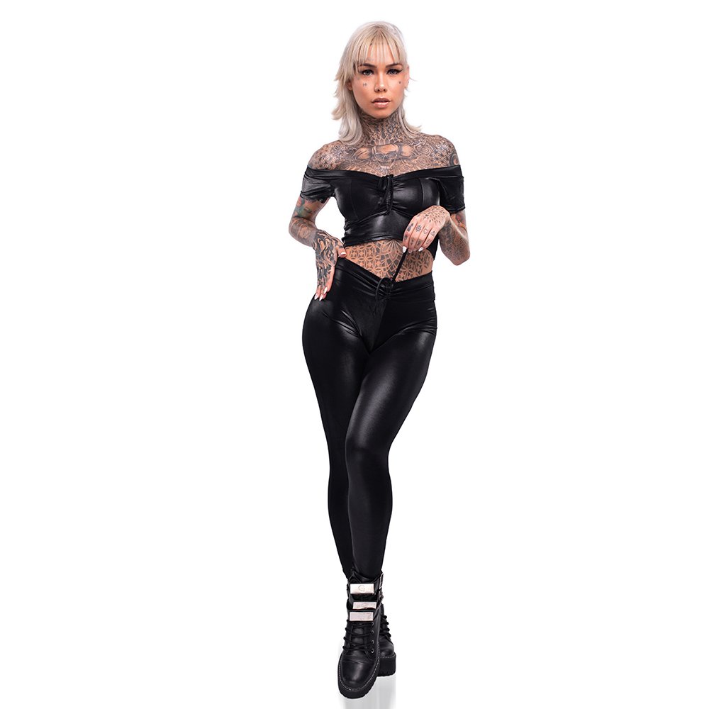 Detalhe do Cropped Preto do Conjunto Sensual Sexy em Cirre, com amarra��o