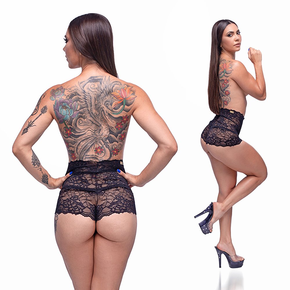 Calcinha Cale�on Sexy em Renda com Cintura Alta Preta, vista traseira em modelo, evidenciando o caimento da renda nos gl�teos e a cintura alta.