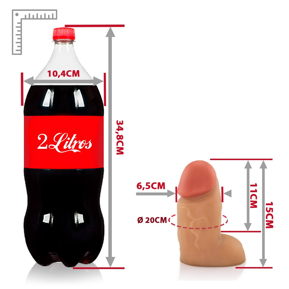 P�nis Real�stico em PVC Flex�vel com Escroto Mozinho 15 x 6,5cm Bege, em uso com a m�o para demonstrar o tamanho real�stico