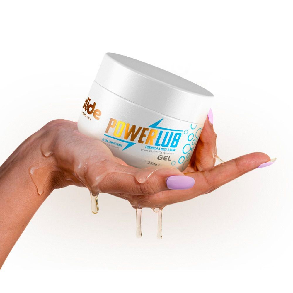 M�o segurando um pote de PowerLub Gel 250g, com um pouco de gel escorrendo pelos dedos, ilustrando a consist�ncia