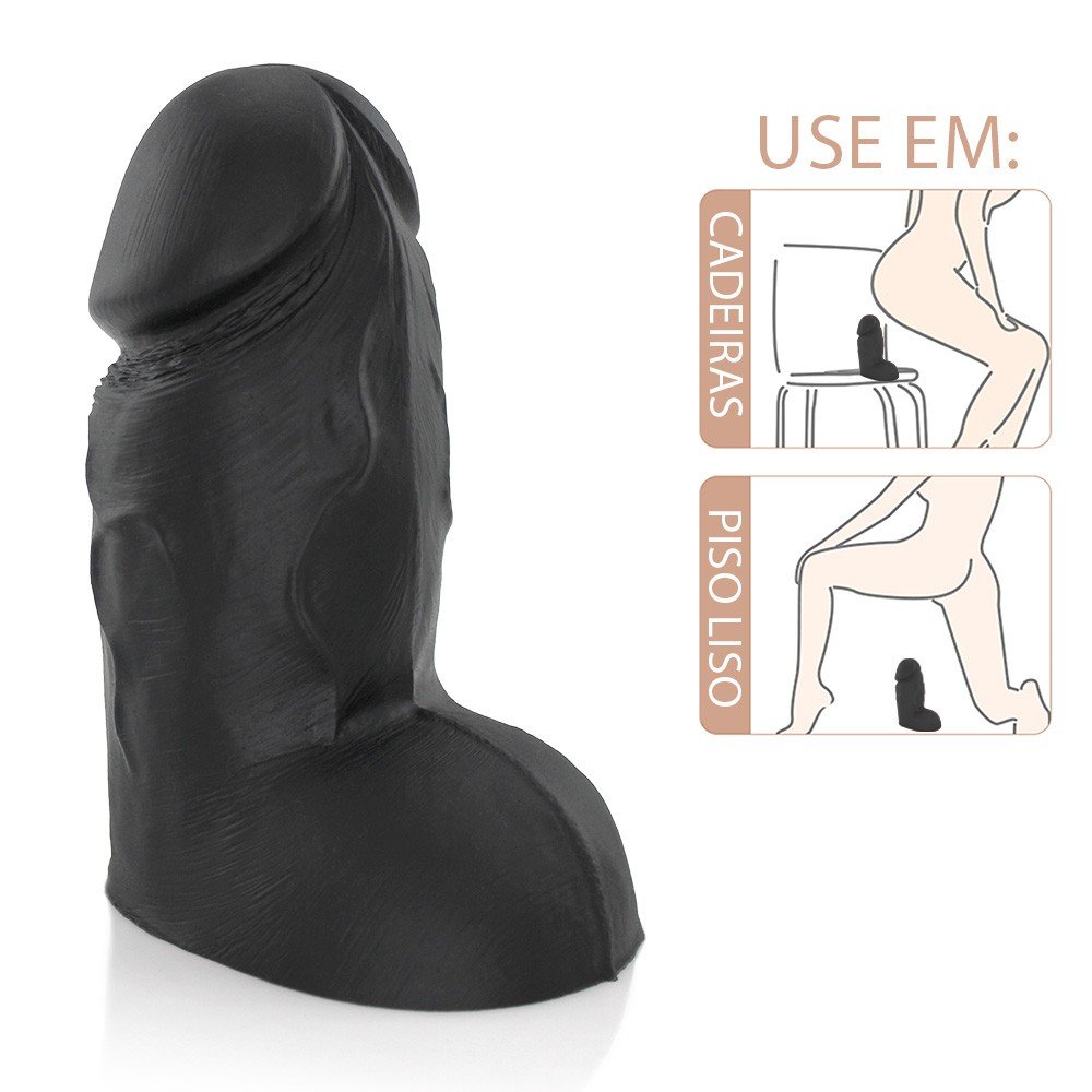 P�nis Real�stico em PVC Flex�vel com Escroto Mozinho Preto com ilustra��o de uso em cadeira e piso liso