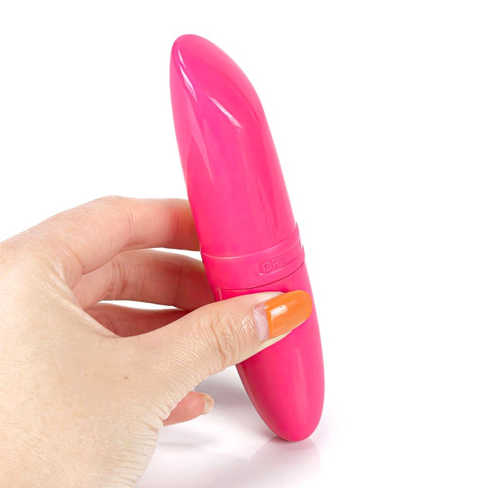 Vibrador Discreto Lipstick Pink em formato de batom sendo segurado por uma mao, mostrando seu tamanho compacto e cor vibrante, sobre fundo branco