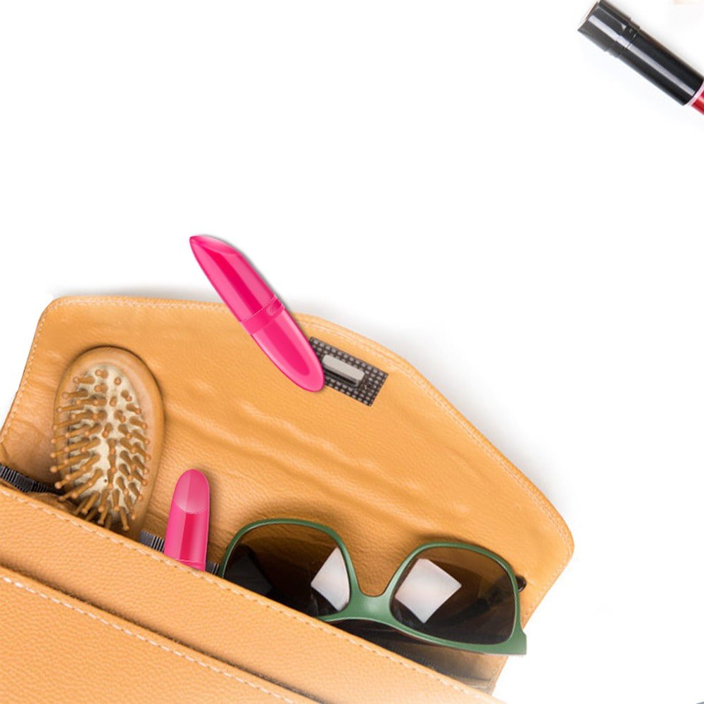 Vibrador Discreto Lipstick Pink em formato de batom, vista angulada isolada, destacando seu design elegante e discreto sobre fundo branco
