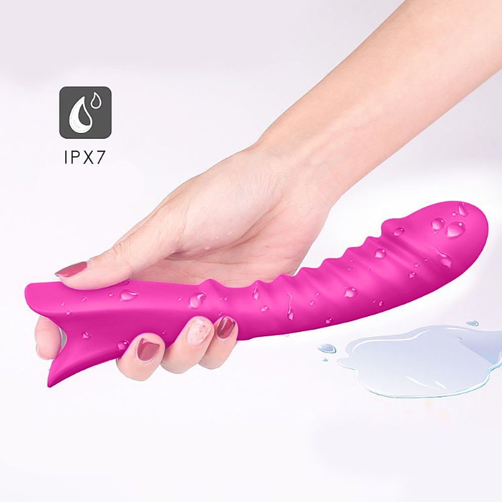 M�o segurando o Vibrador Feminino TOPI Pink com gotas d'�gua, demonstrando a funcionalidade � prova d'�gua (IPX7)