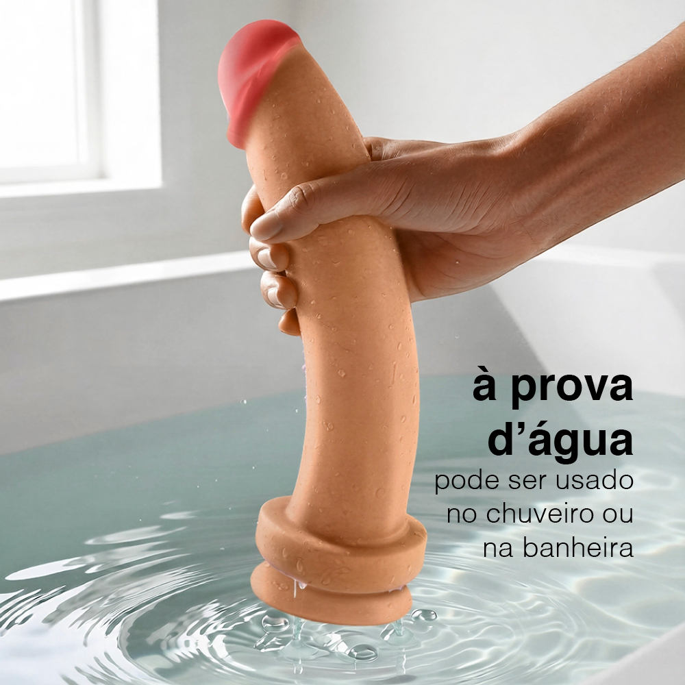 Dildo Bananinha com ventosa em cena de banheira, mostrando sua resist�ncia � �gua e versatilidade de uso