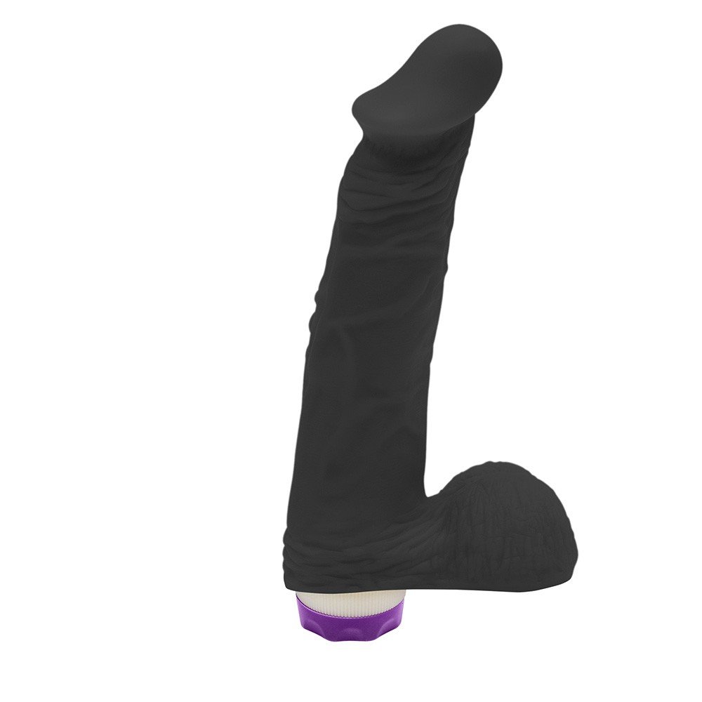 Vista lateral do P�nis com Escroto e Vibrador 10 Velocidades Recarreg�vel Zeus, evidenciando espessura, curvatura, base vibrat�ria e a cor preta do produto