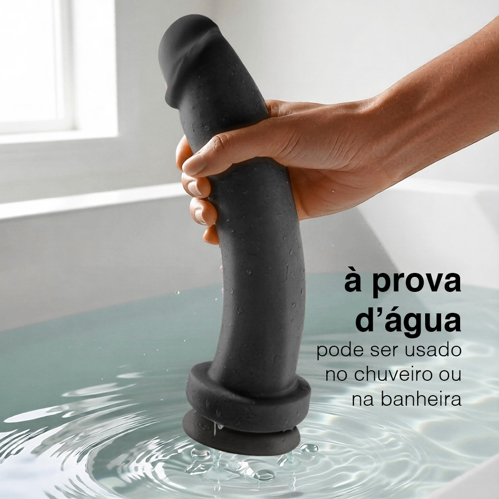 P�nis Grande e Grosso Bananinha com Ventosa, demonstrando sua caracter�stica 100% � prova d'�gua em uma banheira