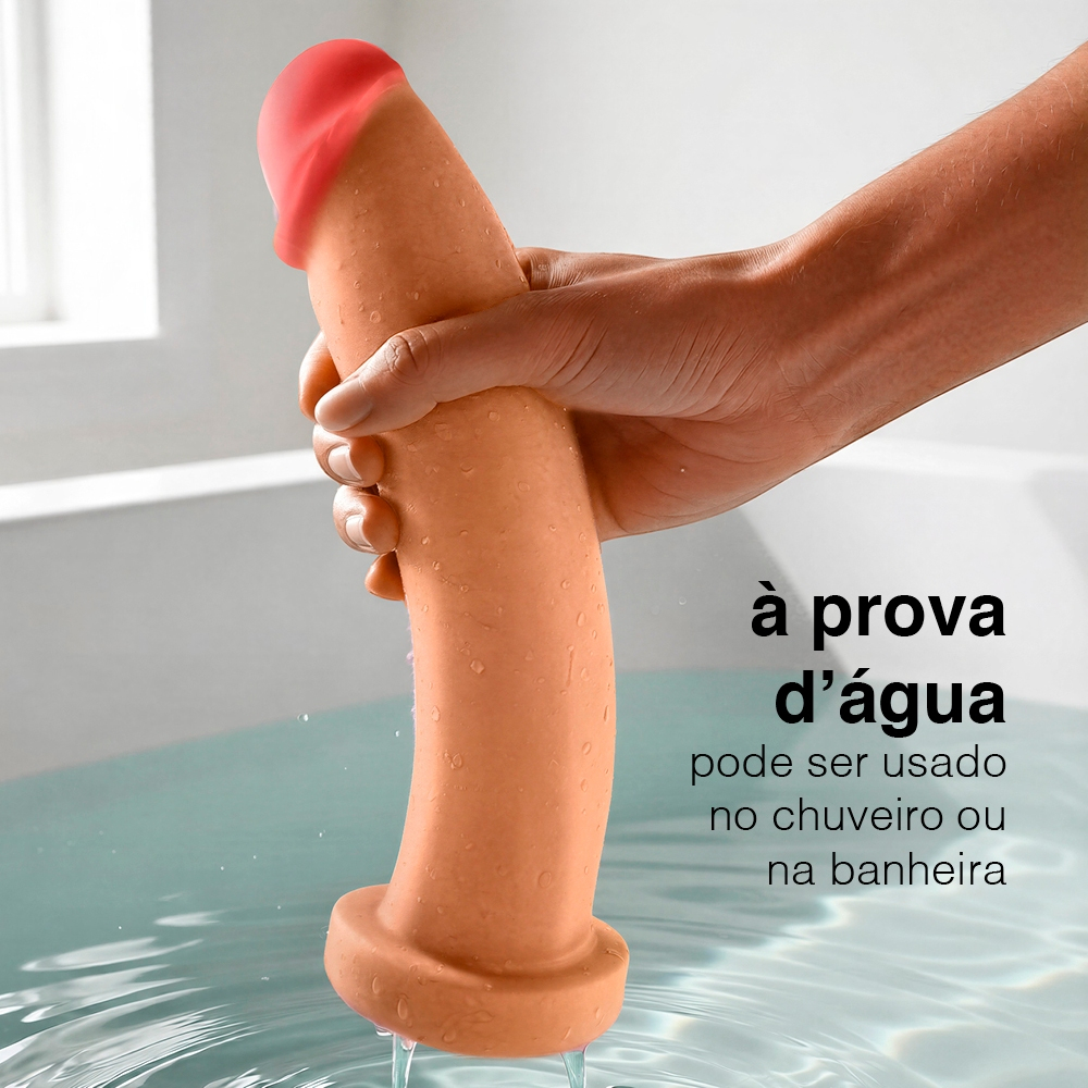 P�nis Grande e Grosso Bananinha | Dildo em PVC Flex�vel 24x6cm Bege sendo usado em ambiente molhado, evidenciando sua resistencia a agua