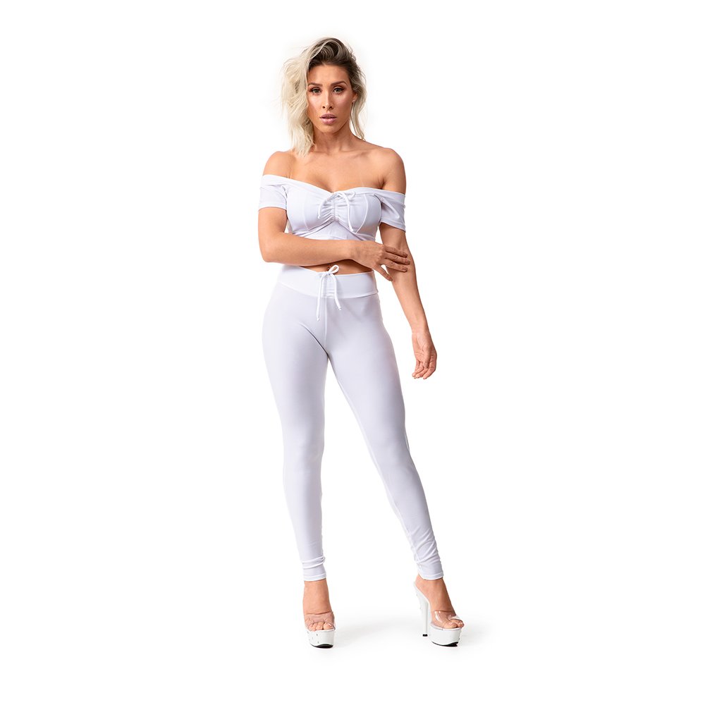 Conjunto Sensual em Suplex Branco - Modelo Posa para Apresentar o Produto