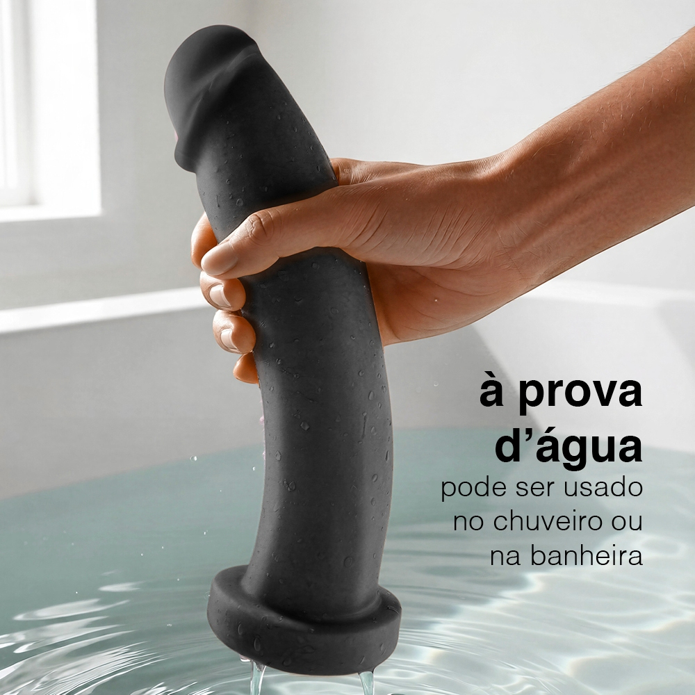 P�nis Grande e Grosso Bananinha | Dildo em PVC Flex�vel 24x6cm Bege sendo usado em ambiente molhado, evidenciando sua resistencia a agua