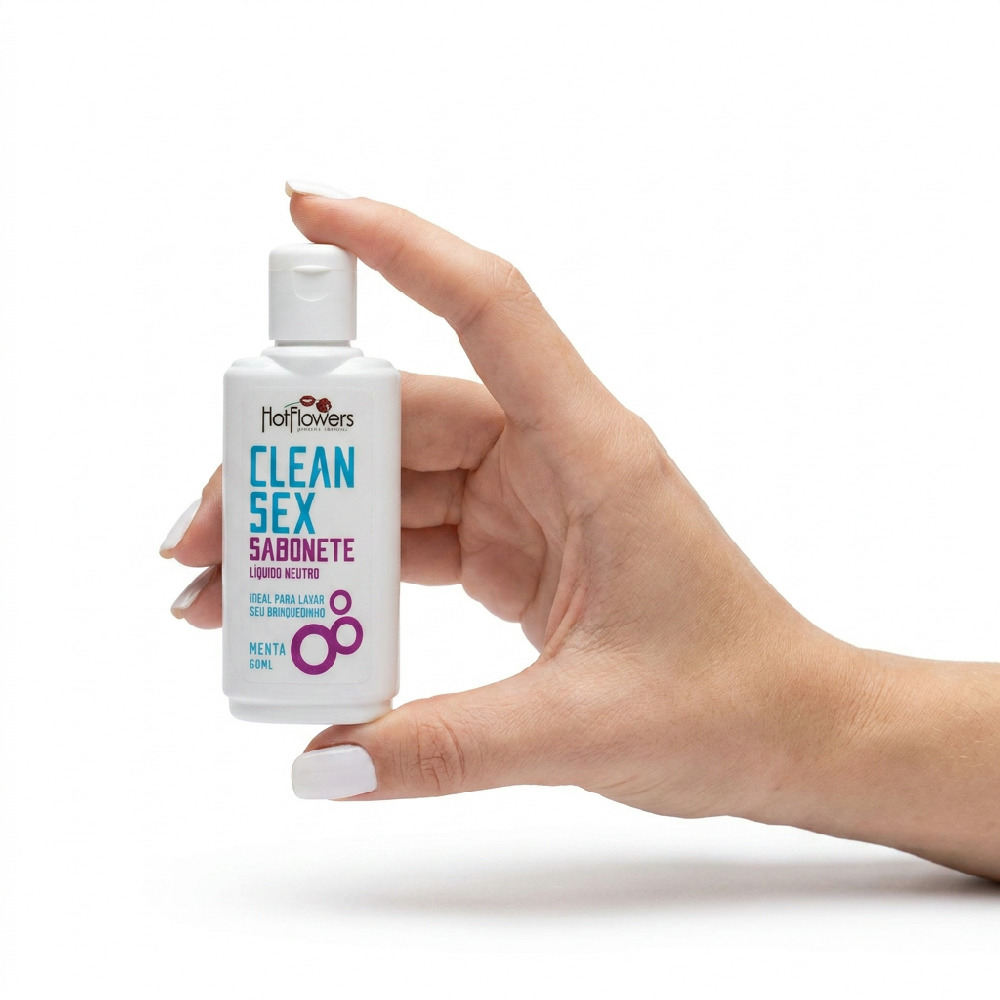 Higienizador de Brinquedos Clean Sex Menta 60ml sendo segurado por uma m�o feminina, mostrando seu tamanho compacto