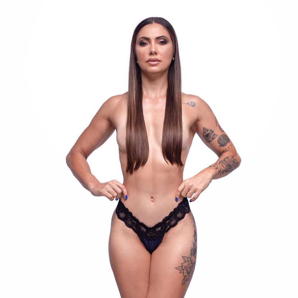 Calcinha Biqu�ni Fio Dental Sexy Jeans e Renda Azul e Preto frontal na modelo, mostrando o ajuste perfeito e o tecido jeans