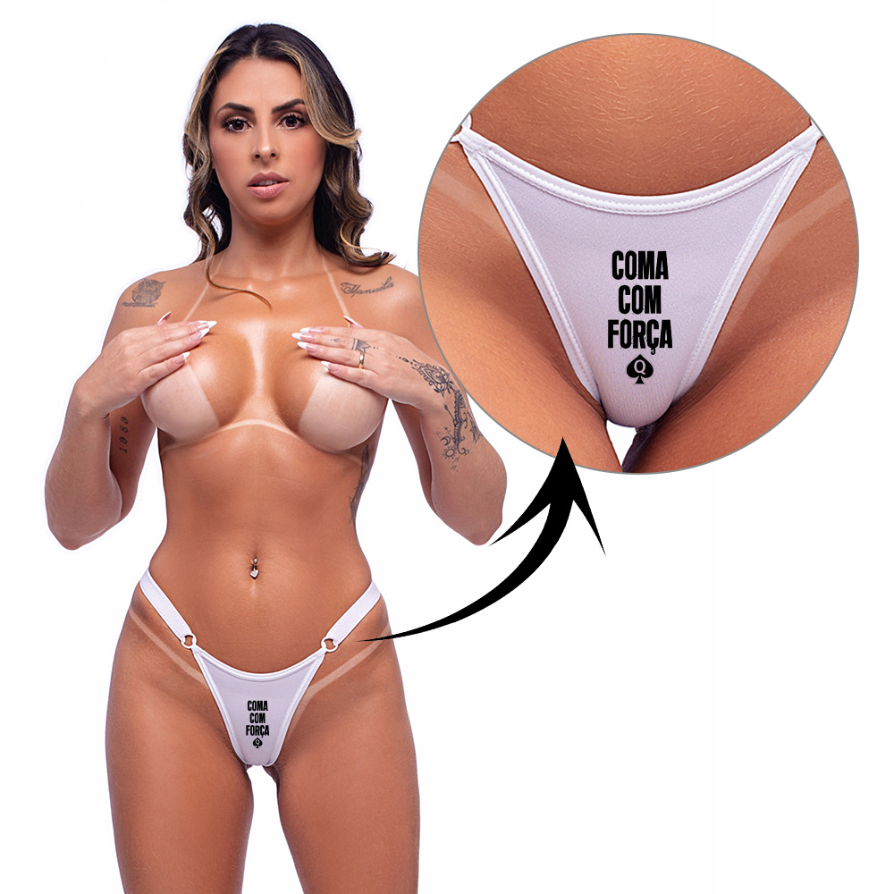 Modelo usando a calcinha string fio dental branca, com destaque para a frase 'COMA COM FORCA'.