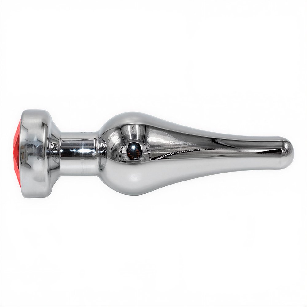 imagem ambientada do plug anal joia em a�o inox com cristal vermelho destacando eleg�ncia e impacto visual