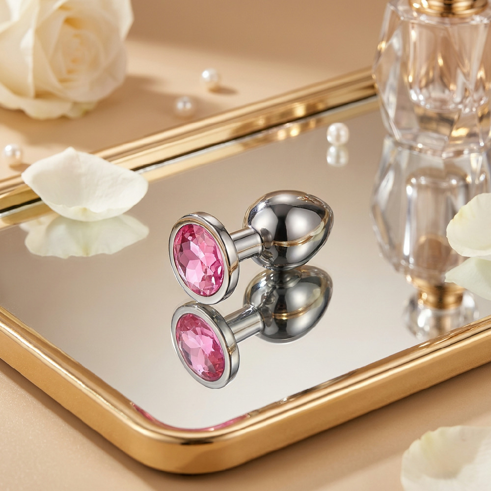 close na ponta anat�mica do plug anal de metal com cristal pink para inser��o gradual segura e confort�vel