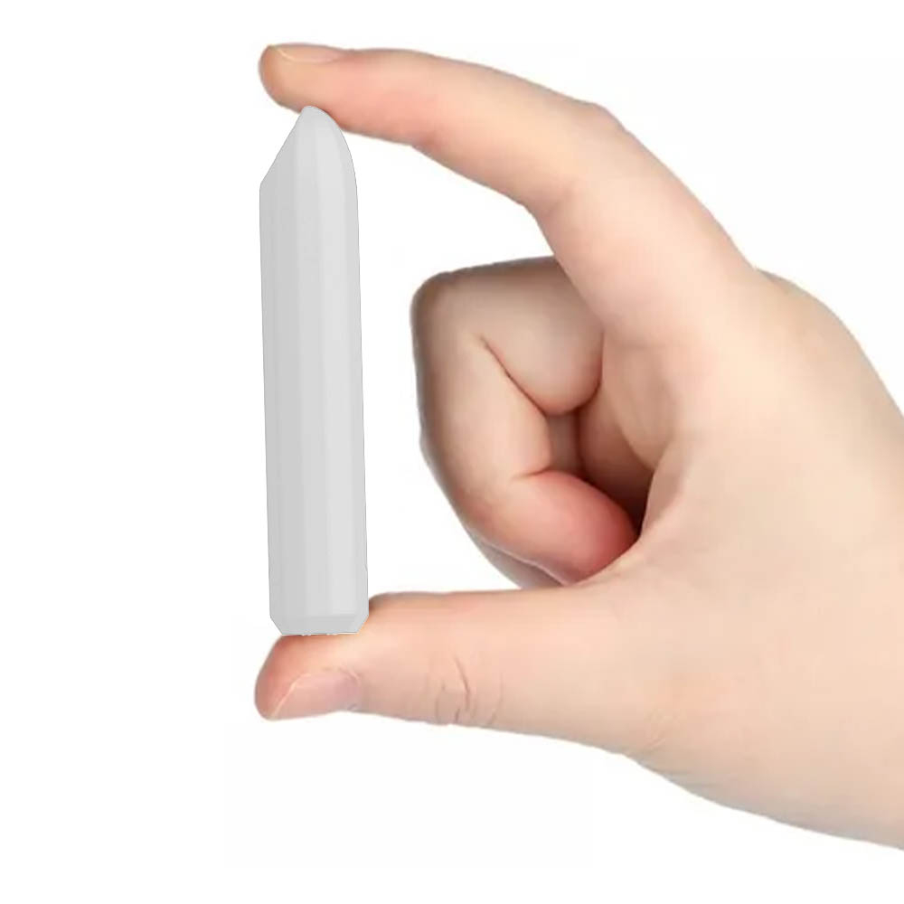 Vibrador Bullet Recarregavel em Silicone com 10 Vibracoes Nero Branco - Segurado por uma mao, mostrando seu tamanho compacto