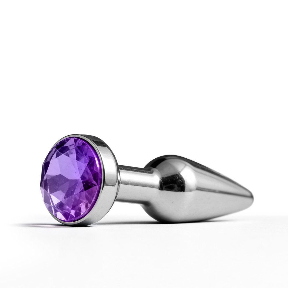 Plug Anal Joia em A�o Inox com Cristal Roxo Tamanho P, foto em angulo lateral destacando a base de seguran�a com o cristal lapidado em cor roxa.