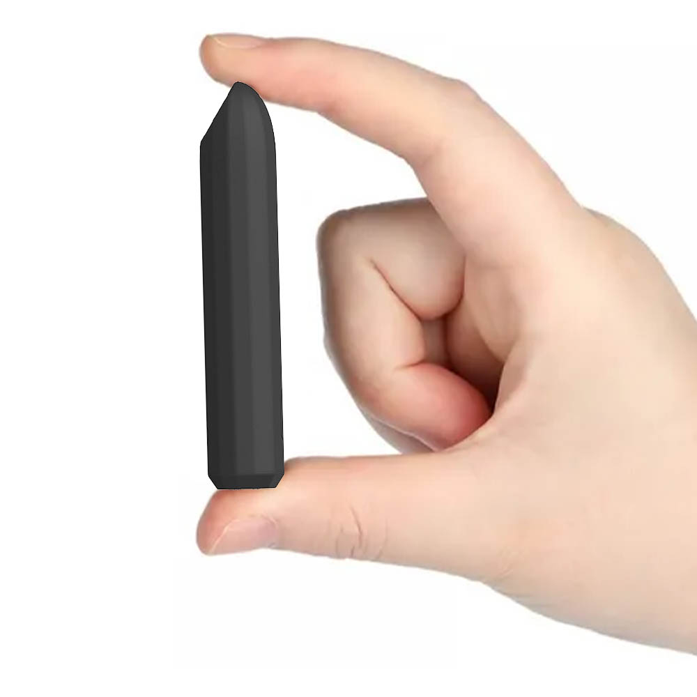 Vibrador Bullet Recarreg�vel com 10 Vibra��es Nero Preto | Sendo segurado por uma m�o, indicando o tamanho compacto.