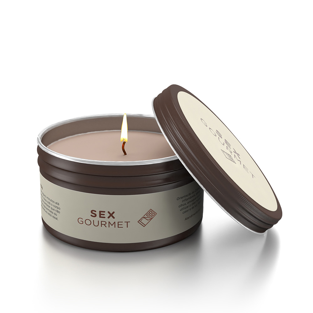 Vela para Massagem Hidratante Beij�vel Sex Gourmet Chocolate 70g aberta, com pavio aceso e �leo derretido