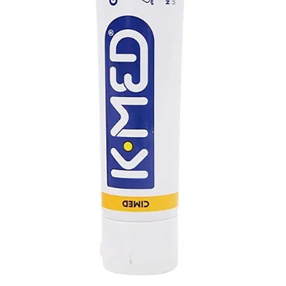 Detalhe da parte inferior da bisnaga do Lubrificante K-Med Gel, mostrando a marca CIMED e o fechamento da embalagem