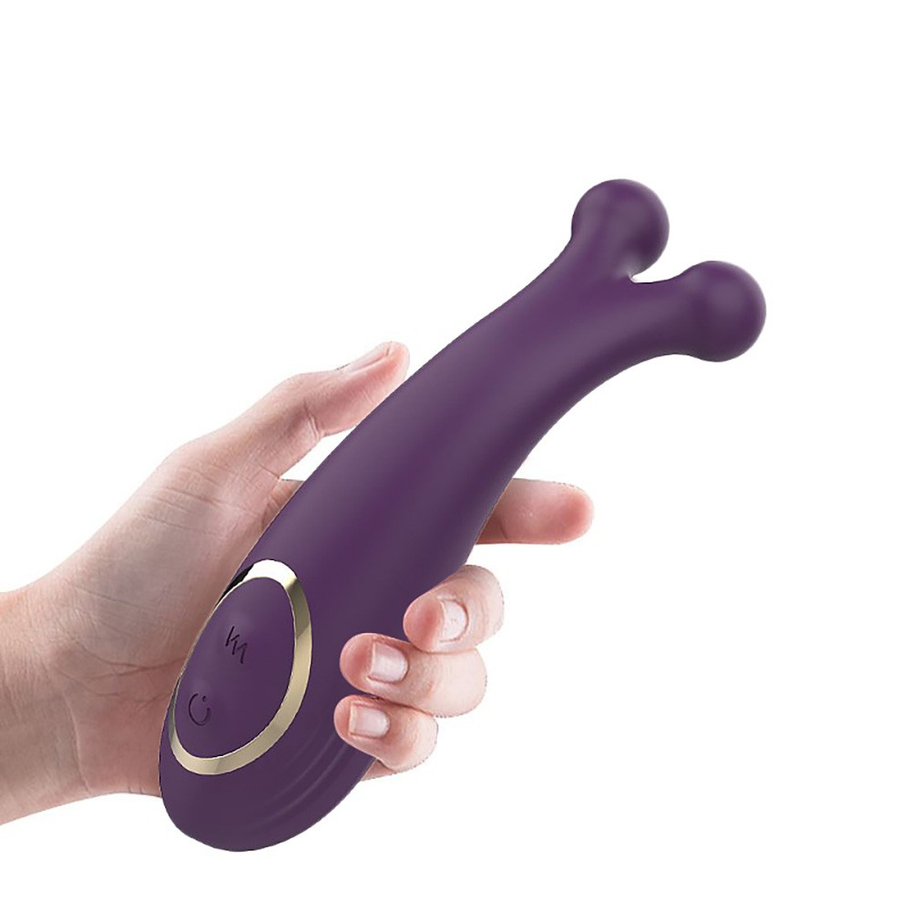 Vibrador de clit�ris sendo segurado na m�o, mostrando seu tamanho e design ergon�mico