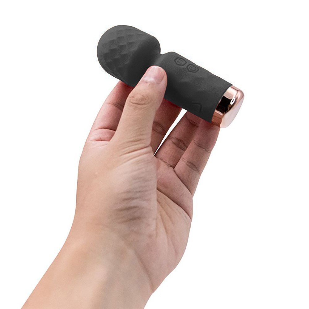 Massageador Er�tico Hero Preto - Em m�o, destacando o tamanho mini e ergon�mico.