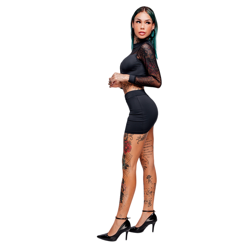 Detalhe do tecido e modelagem do cropped de manga comprida do conjunto sensual sexy preto