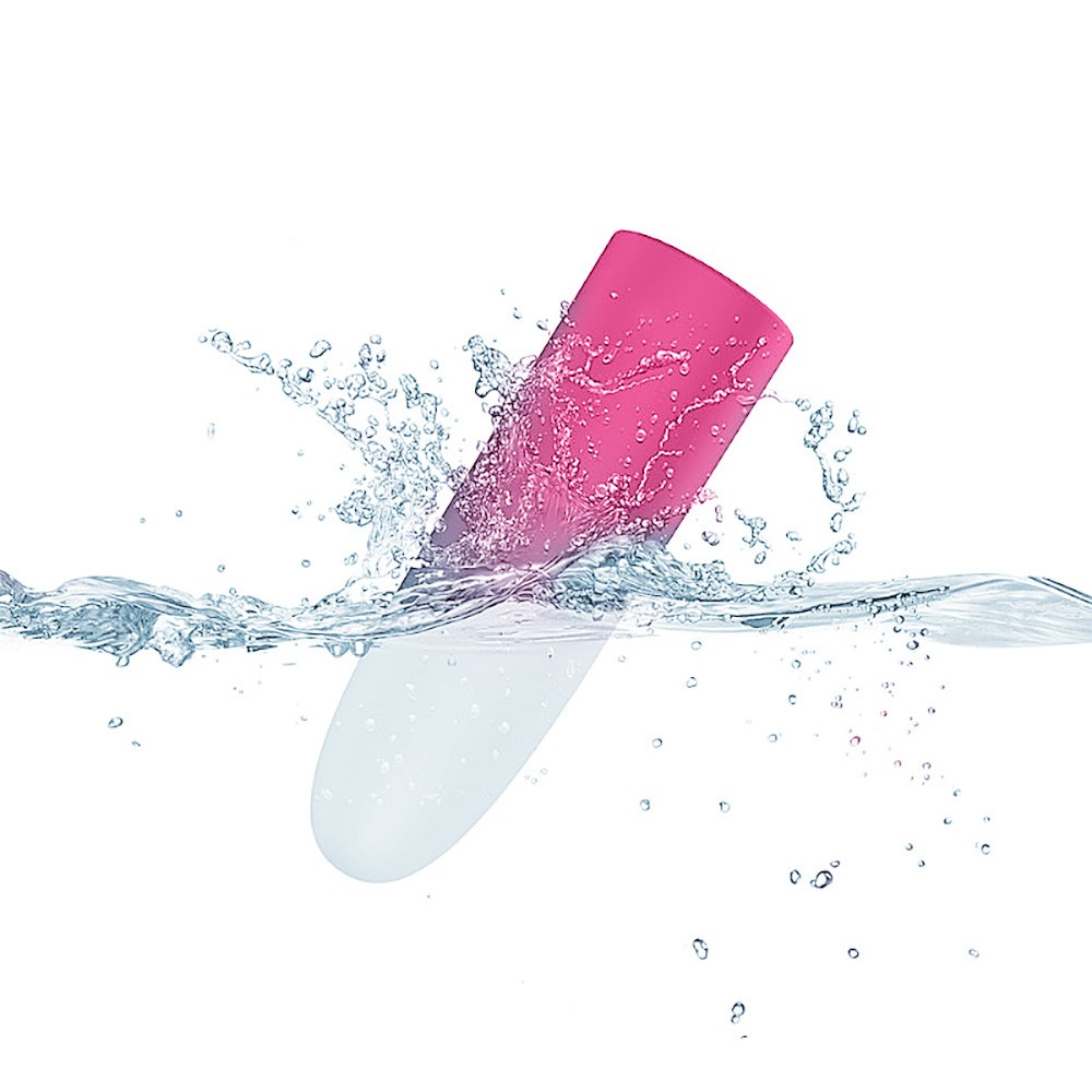 Vibrador Bullet Recarreg�vel Jenny Pink - Imagem do vibrador parcialmente submerso em �gua, destacando a impermeabilidade