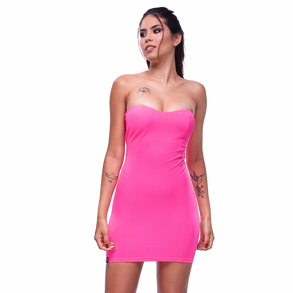 Vestido sensual pink tomara que caia, vista lateral da modelo