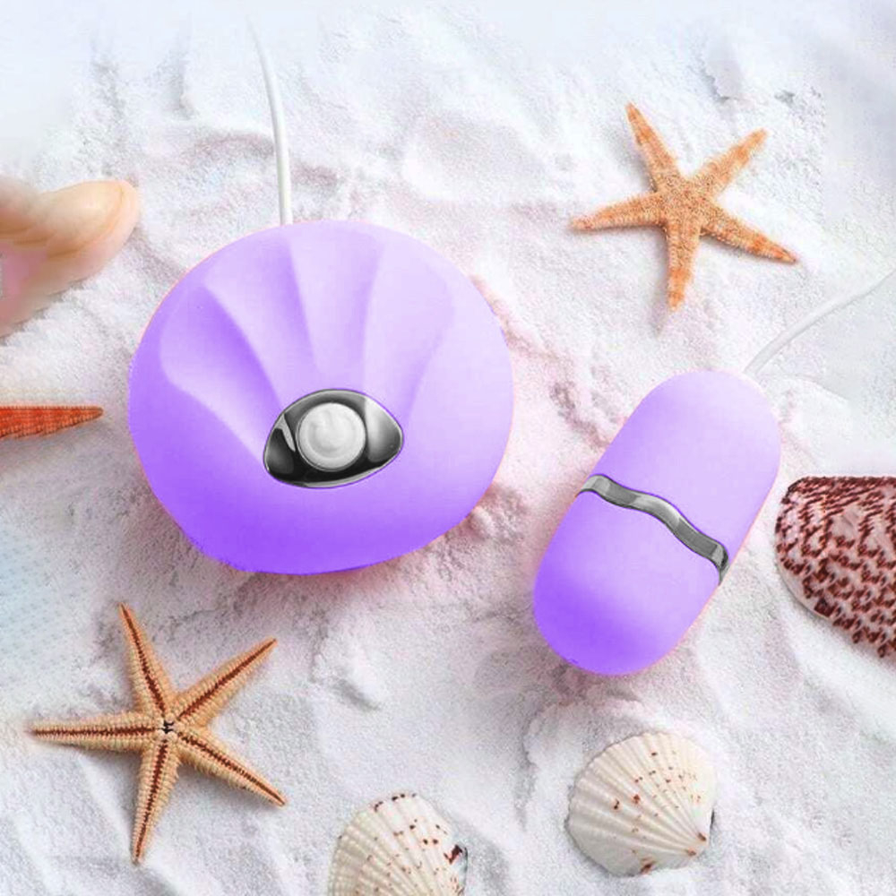 Vibrador Bullet em Silicone Lil�s e ABS com 10 Vibra��es e Controle com Fio na areia com conchas