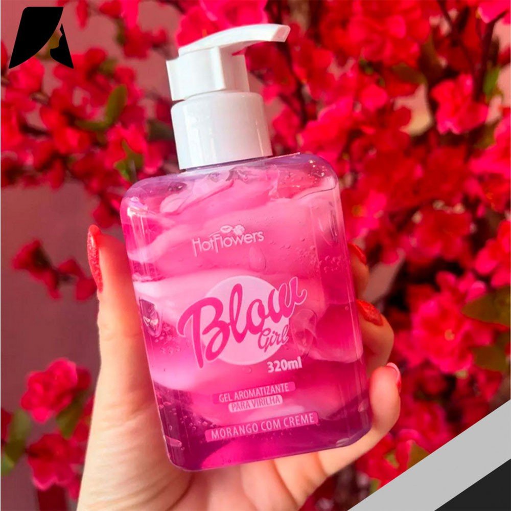 M�o de mulher segurando o frasco do Gel Hidratante para Virilha Blow Girl Aroma Morango com Creme em close-up, com flores vermelhas e fundo avermelhado em desfoque