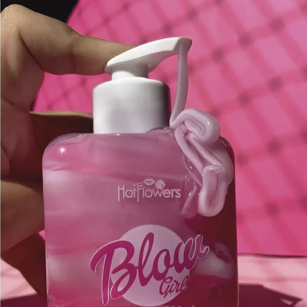 Close-up do bico dosador do Gel Hidratante para Virilha Blow Girl Aroma Morango com Creme, mostrando a textura do gel rosado sendo dispensado