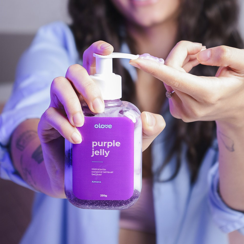M�os femininas segurando o frasco do Pink Jelly e aplicando o gel no dedo, mostrando a textura