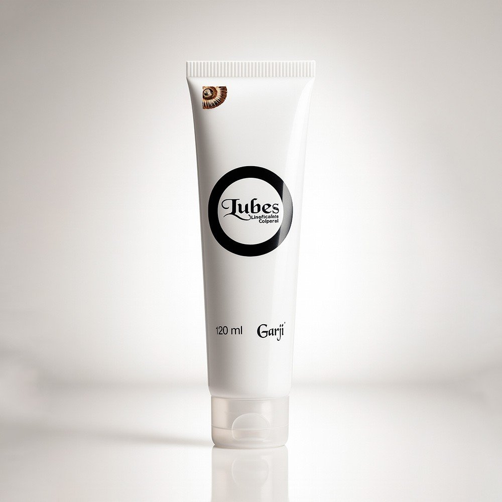 Lubrificante Lubes Neutro 120ml em fundo suave e iluminado, exibindo a embalagem branca com o logo e marca, criando um reflexo sutil na base.