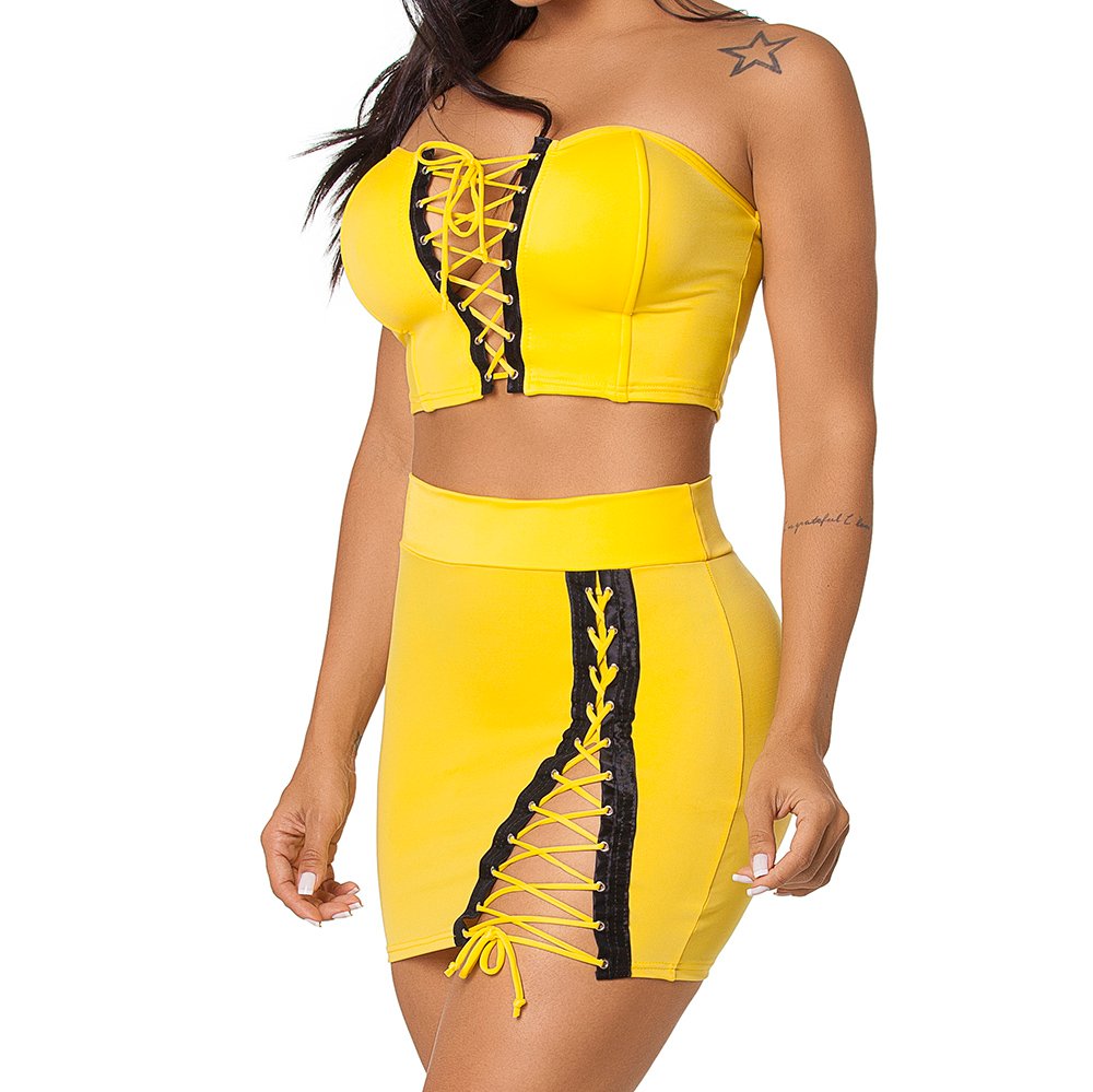 Outra vista frontal do Conjunto Sensual Sexy Audaciosa Amarelo, com a modelo em pose diferente