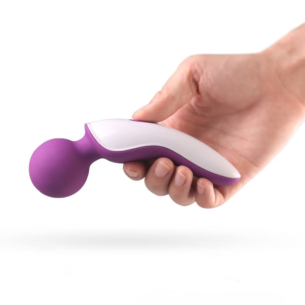Massageador Er�tico EVE Roxo sendo segurado por uma m�o, demonstrando seu tamanho e formato anat�mico