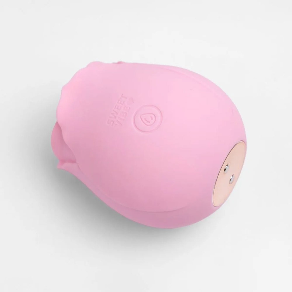 Vibrador para Clit�ris Recarreg�vel Fl� Rosa em vista lateral, com o logo 'Sweet Vibe' e o bot�o de controle vis�veis.