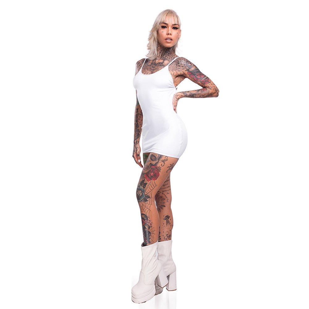 Vestido Sensual Sexy em Cirre Branco, vista lateral, modelo com tatuagens, exibindo o caimento do tecido e a regulagem das al�as