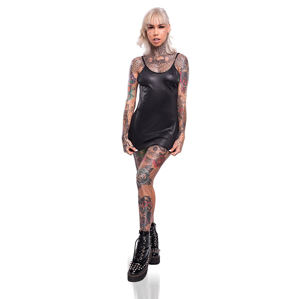 Vestido Sensual Sexy em Cirre sem Bojo com Regulagem e Decote V Atr�s Preto | Modelo em vista frontal de corpo inteiro mostrando a sensualidade do vestido