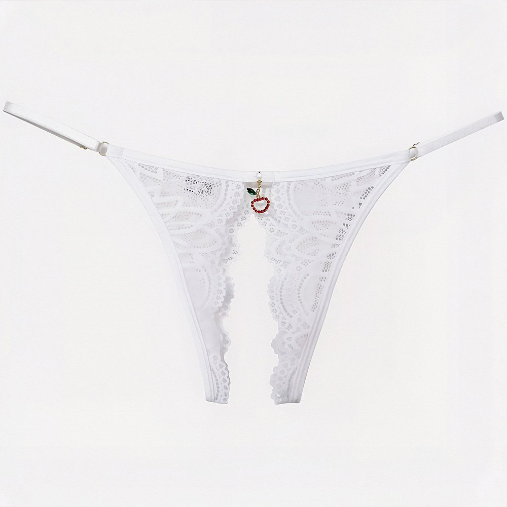 Calcinha String Fio Dental Sexy em Renda com Bijoux e Abertura na Vagina Branca, em close, destacando a renda e a bijoux de cereja