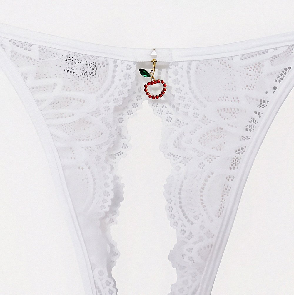 Calcinha String Fio Dental Sexy em Renda com Bijoux e Abertura na Vagina Branca, close na bijoux de cereja e detalhe da abertura