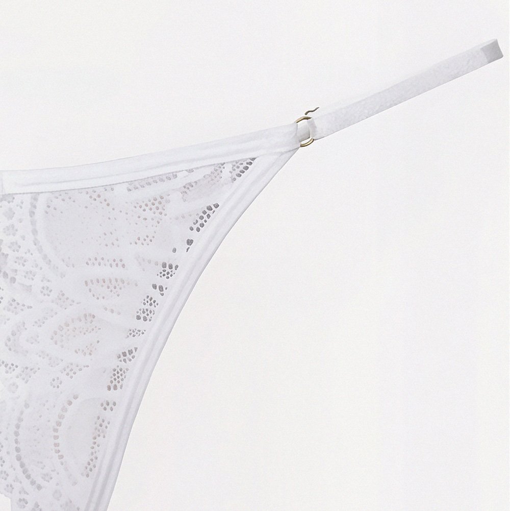 Calcinha String Fio Dental Sexy em Renda com Bijoux e Abertura na Vagina Branca, em modelo exibindo o caimento do fio dental e a renda nas laterais