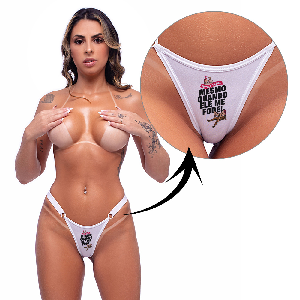 Modelo vestindo Calcinha String Fio Dental Sensual Sexy Branca, com zoom na frase para destaque