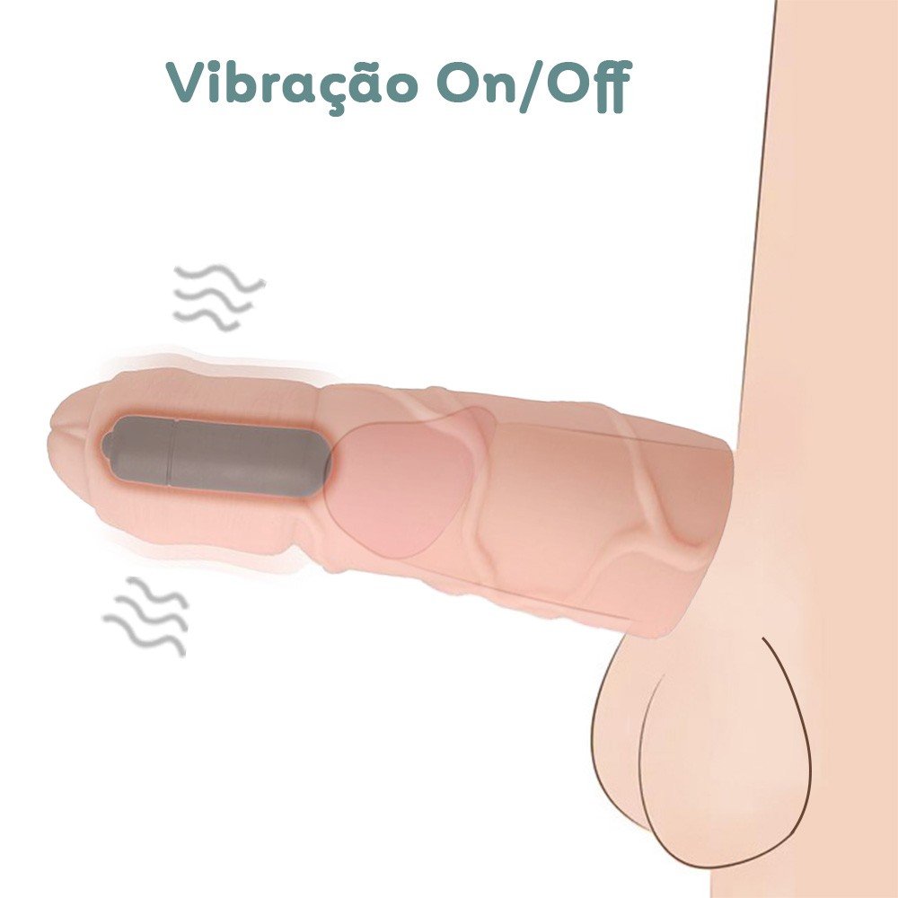 Capa Peniana Vibrat�ria em Cyberskin com Extensor Interno de 7cm Bege em uso, mostrando o bullet vibrat�rio inserido e o efeito de aumento