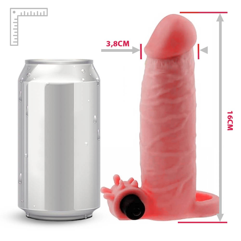 Capa Peniana com Vibrador em Cyberskin com anel escrotal e estimulador de clit�ris, mostrando o produto em uso e suas caracter�sticas