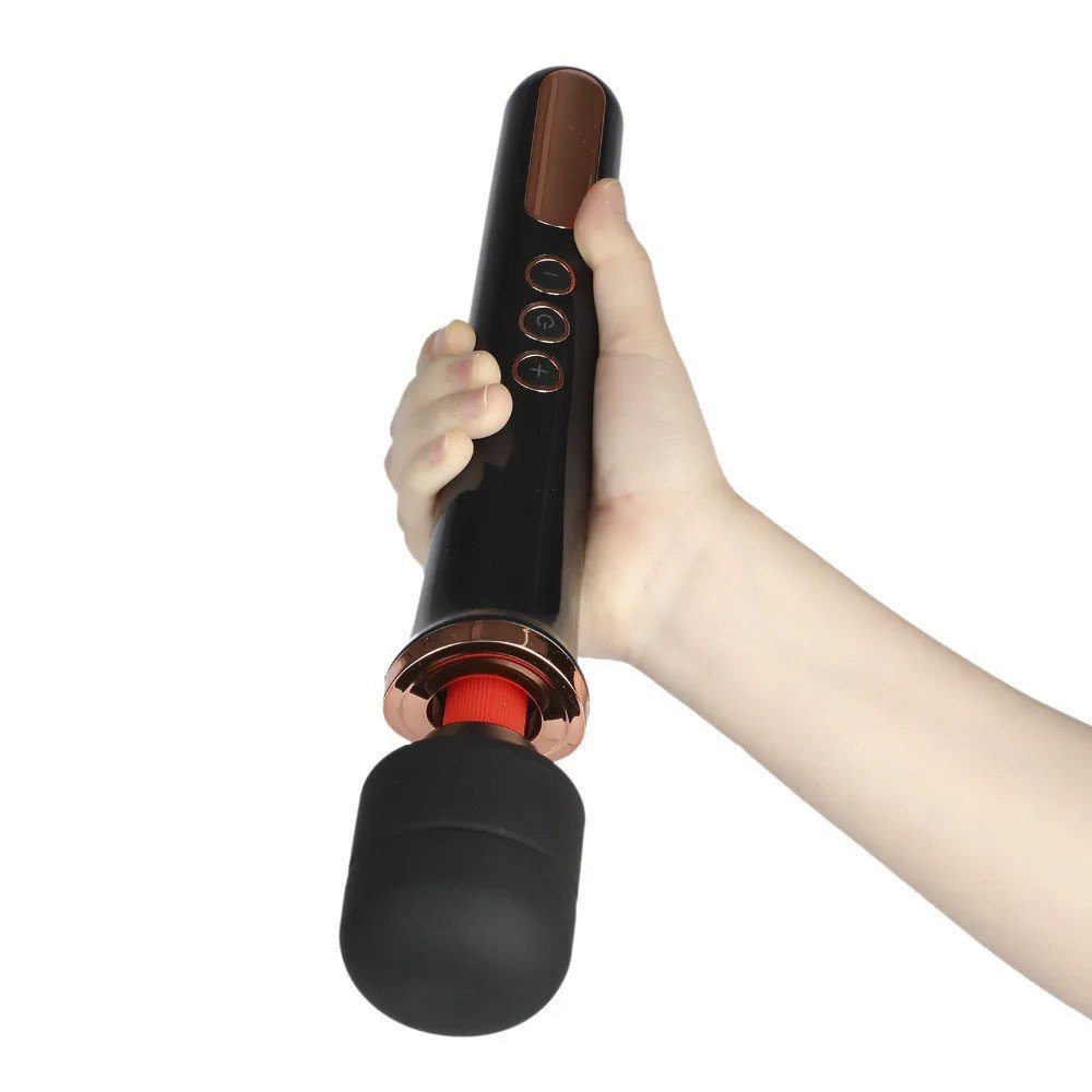 Vista lateral do Massageador Er�tico Varinha M�gica Manfly Preto na m�o, destacando a haste flex�vel e a cabe�a do vibrador